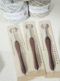 金嵐血檀木柄鈎針 (Jinlan Blood Sandalwood Crochet Hook) 請注意發貨安排 Please note the shipping arrangements